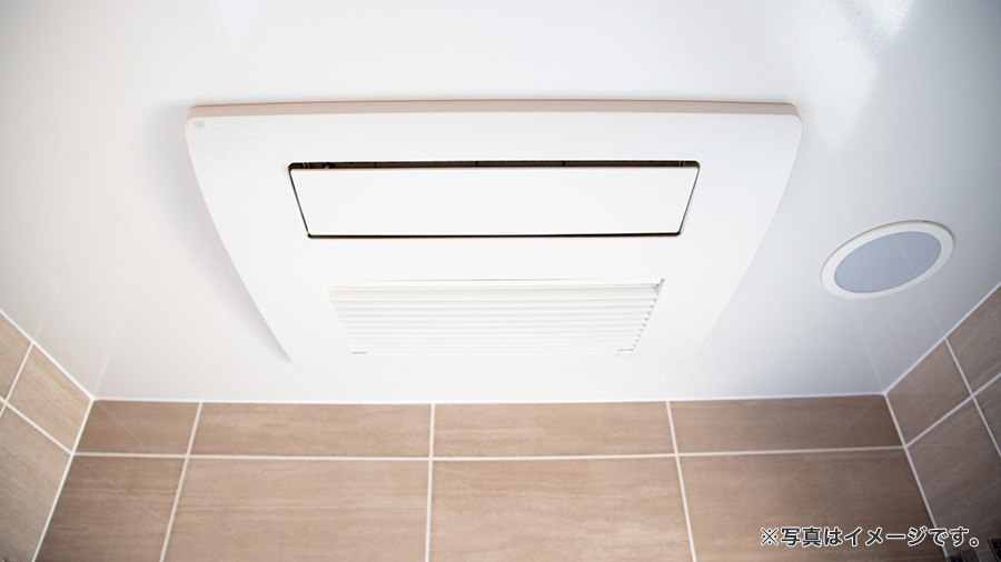 浴室の天井に設置されたビルトイン型の真新しい浴室暖房乾燥機