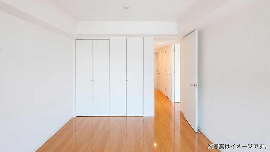 廊下と居室をつなぐシンプルな開き戸