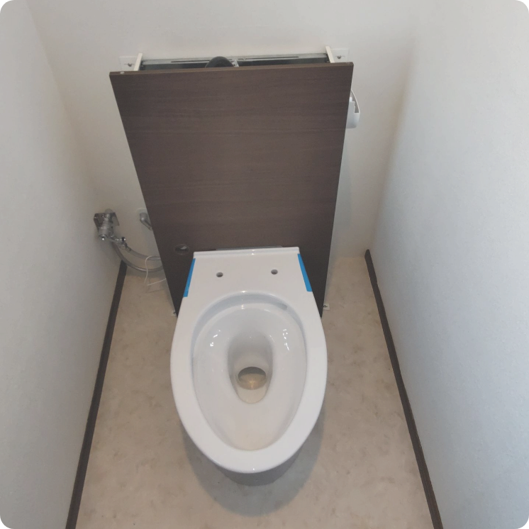内装工事後、トイレ本体を設置します。