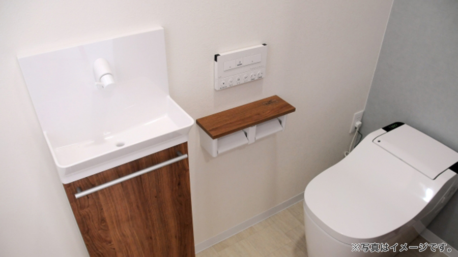 キャビネットタイプの手洗い器があるトイレ空間