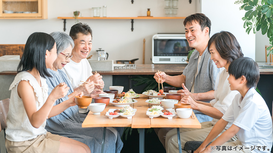 食事する三世代家族