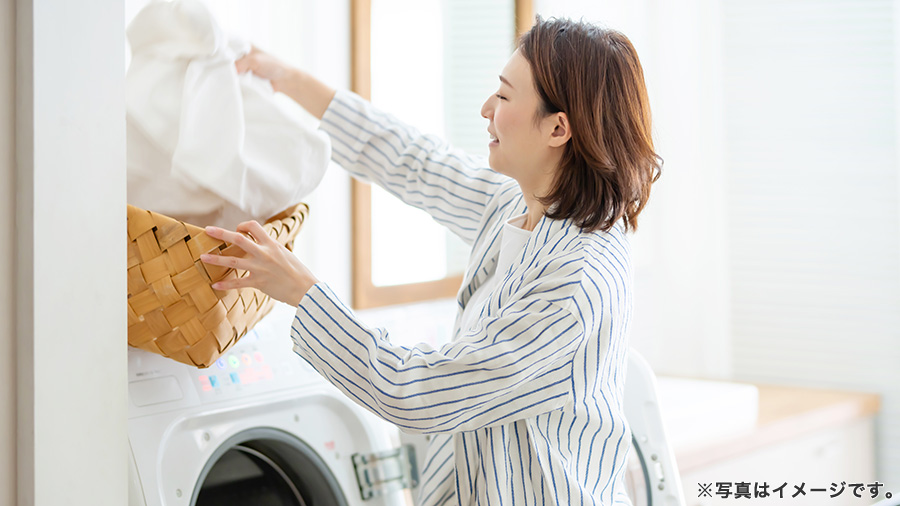 洗面所で洗濯する女性