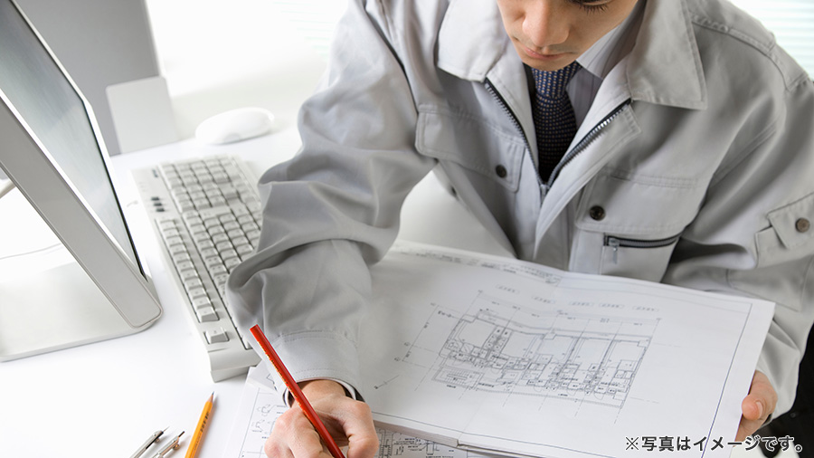 図面作成をする建築士