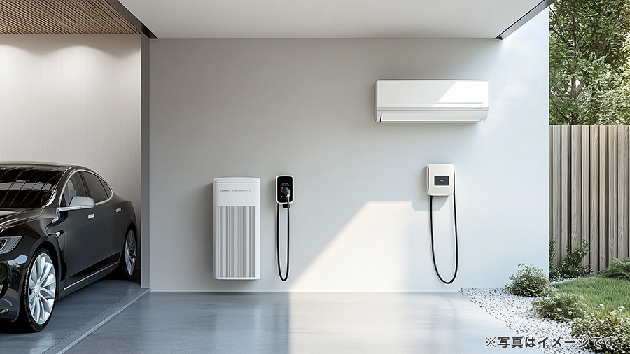 住宅のガレージに並ぶEV充電器