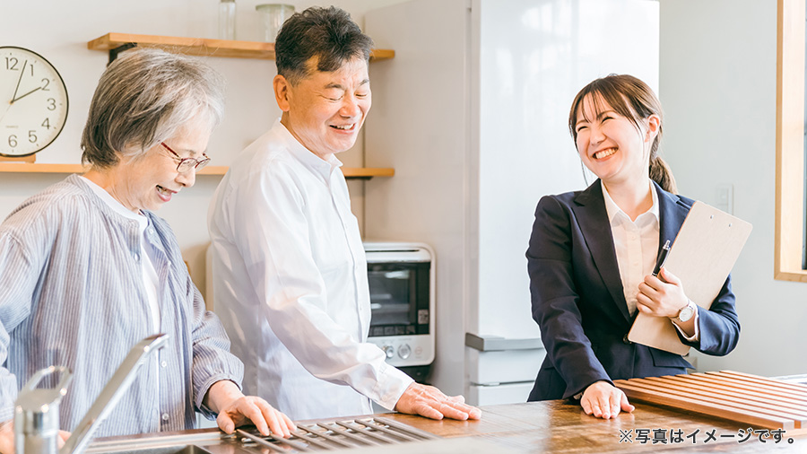 夫婦に説明するショールームスタッフ