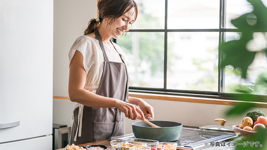 キッチンに立つ女性