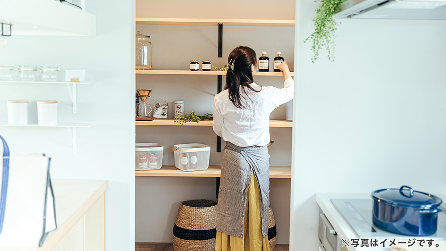パントリーと女性