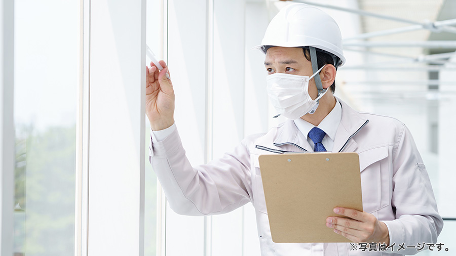 アスベスト調査をする男性