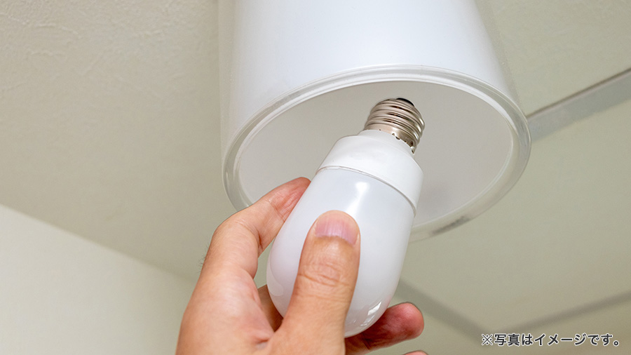 部屋の電球を交換するイメージ