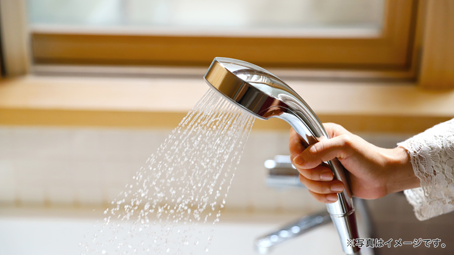 シャワーの水圧を確かめるイメージ
